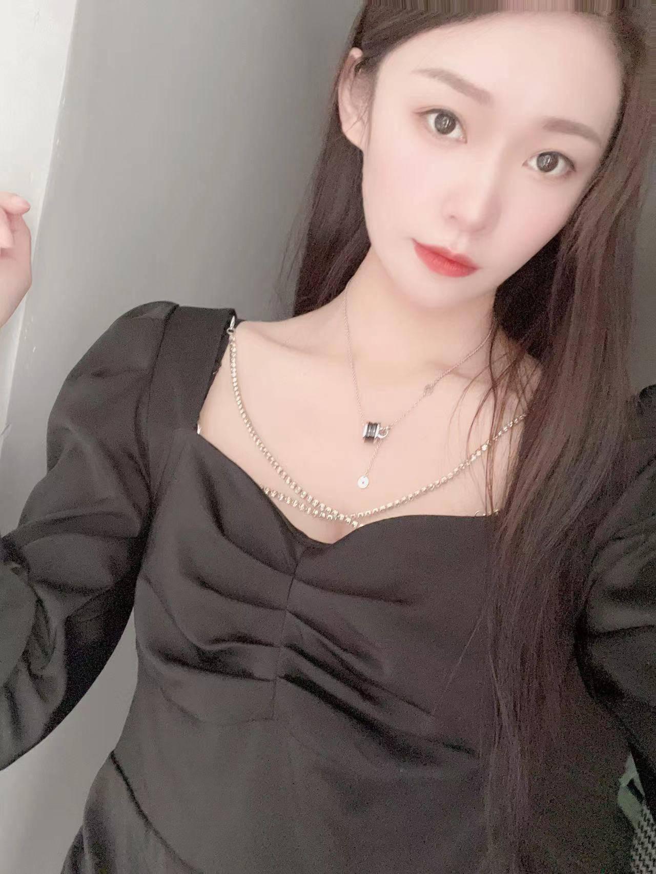 分享一个非常年轻的妹子